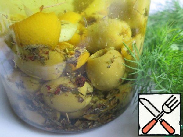 Let the marinade stand for a few minutes, so that the hot jar does not burst, and then add to the olives. Close the lid and leave at room temperature for a day, or until cool. Then put it in the refrigerator.