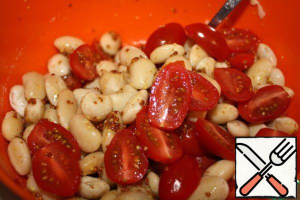 Cut the tomatoes in half, mix with the beans and dressing.
Add a teaspoon of oil.
Finely chop the parsley and wash the arugula.
