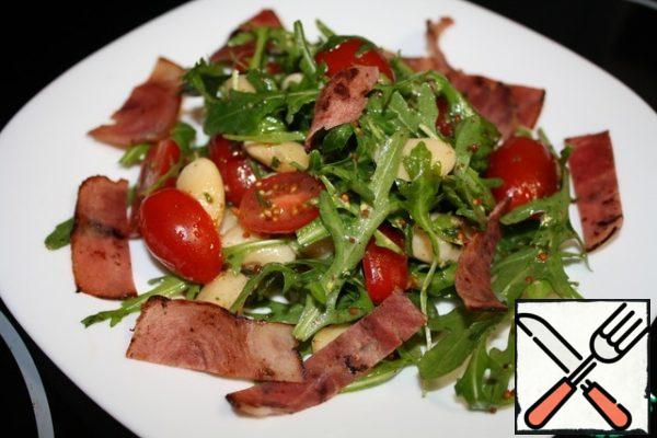 Mix all the ingredients and sprinkle with bacon.
Our salad is ready!