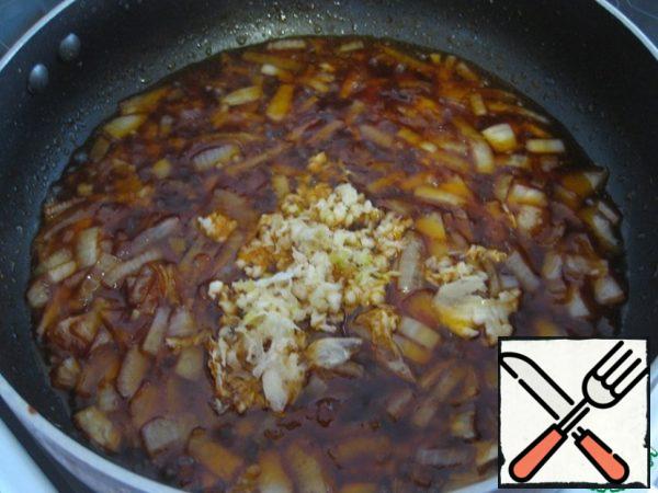 Add the garlic passed through the press.