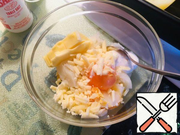 Boiled eggs, cheese grate on a coarse grater (leave a little cheese for sprinkling on top) I mixed only egg yolks with potatoes +butter+mayonnaise, salt, pepper to taste.
You can add mushrooms or a little garlic.