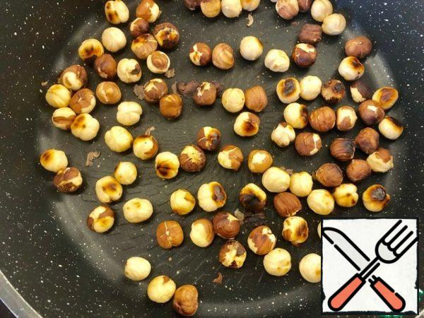 Wash the beets and cook them in your favorite way: cook or bake. I cooked it for speed. When the beets were cold, they were peeled and sliced.
Heat the nuts in a dry, hot pan. Then she chopped it up with a knife.