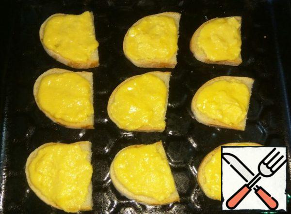 Apply the filling to the bread slices.