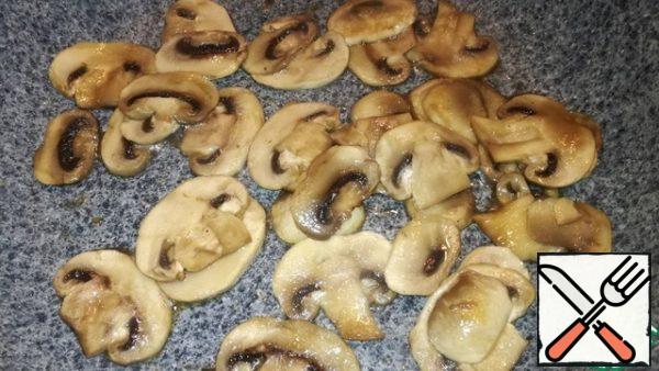 Cut the mushrooms and also fry in a small amount of olive oil and soy sauce. Spread on top of the bell pepper.