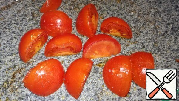 Tomatoes cut into quarters and quickly fry. You can add a little salt. We spread it on our dish.