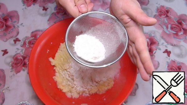 Add salt and egg. Mix it up.
Sift 1 tbsp. l. with a mound of flour. Mix it up.