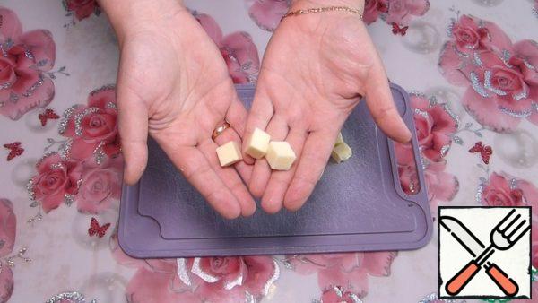 Cut the cheese into small cubes, about 5 mm.