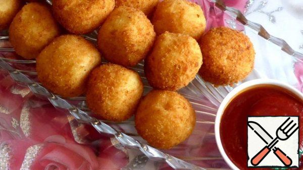 A delicious and tender snack-potato balls with cheese-is ready.
I serve it with ketchup.