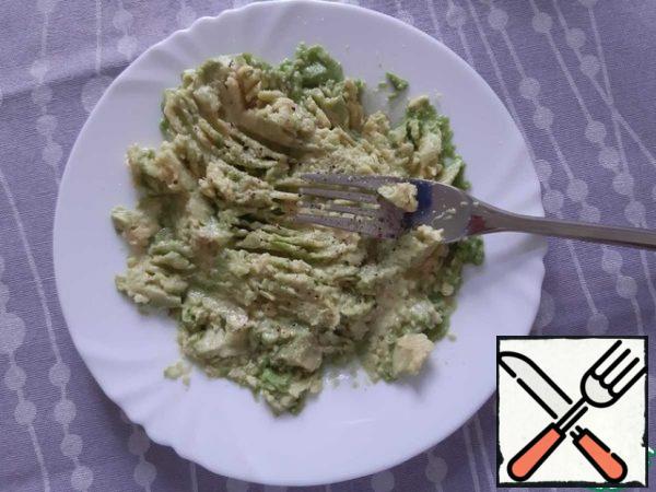 Mash with a fork, season with salt and pepper, and pour the juice of half a lemon. Stir.
That's all.