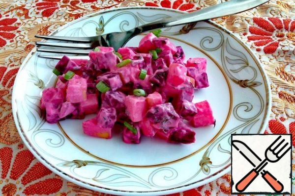 Season the salad liberally with sour cream, add horseradish. To improve the taste. Serve with a sprinkle of green onions and chopped dill.
