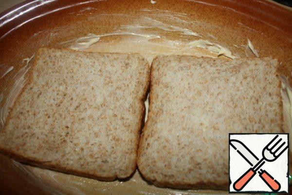 Rub the baking dish with butter and lay out the bread.