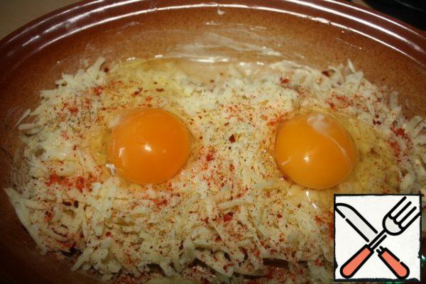 Grate the cheese and sprinkle on the bread.
Then make a funnel in the cheese and gently beat in the egg.
Sprinkle with salt and pepper to taste.