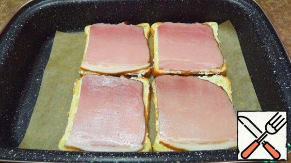 Cover with slices of ham.