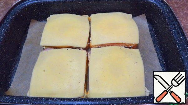 I cover the sandwiches with slices of cheese and put them to bake in a preheated 200°C oven for 10-15 minutes.