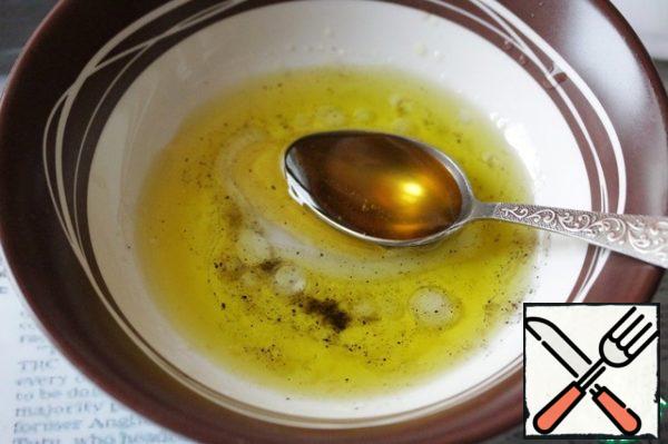 Prepare the sauce by whipping olive oil with honey, salt, pepper and vinegar.