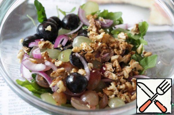 Chop the walnuts and cut the onion into thin feathers.