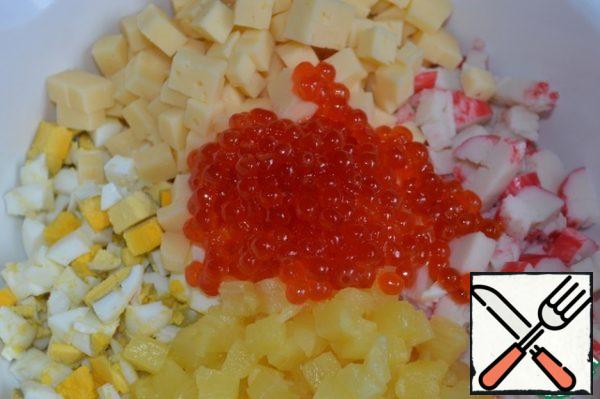 Add the chopped garlic and caviar.
Pepper, season with mayonnaise and mix gently.