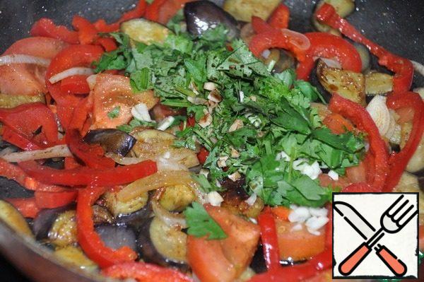 Turn off the fire, put coriander, garlic, sprinkle with balsamic vinegar. Mix everything together.