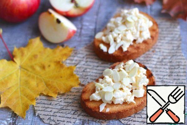 Add the dessert to the fried toast, sprinkle with almond petals on top.