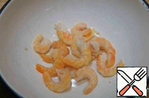 Peel the prawns and place them in the bottom of the bowl.