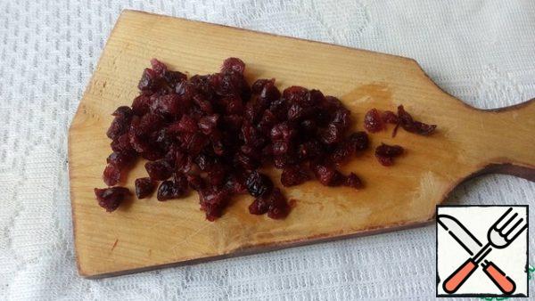 If you use cognac, then cut the cranberries, pour the brandy and leave for 20 minutes. If not, then first fill with hot water, and then after the water is drained.