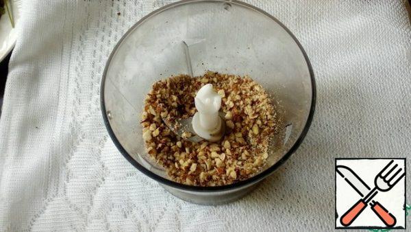 Chop the hazelnuts to leave small pieces.
Wash the dill, dry it and finely chop it.