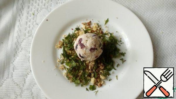 From the curd mass, make balls and roll them in nuts and greens.