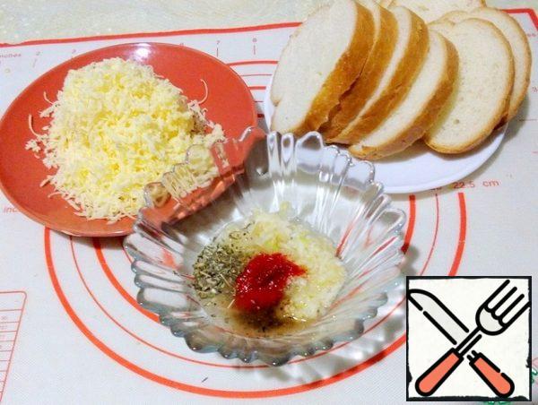 Cut the baguette into slices 1 cm thick, grate the cheese. Prepare garlic sauce: in a bowl, combine and mix - crushed garlic, paprika, Italian herbs, a mixture of peppers and dilute with broth.