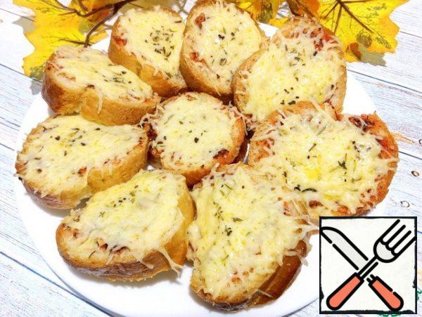 Put in the micro for 30-35 seconds at a power of 850 W. to melt the cheese. You can put it in a hot oven 180°C for 3-4 minutes. Serve while warm.