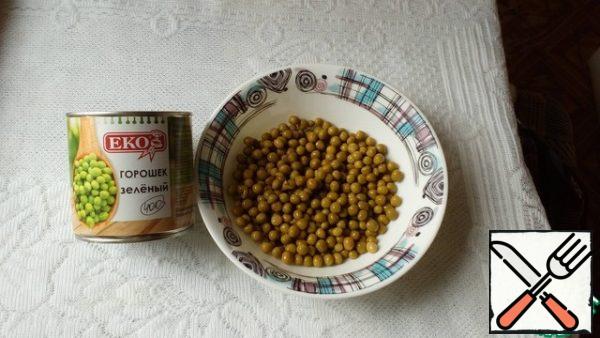 Green peas (200 g) with 6 tbsp. l. liquid is broken with a blender to the state of puree. In the jar shown in the photo, it turned out to be just 200 g.