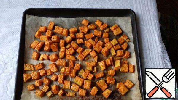Bake at 180°C until soft (about 15 minutes). Or you can cook on the stove with the addition of a small amount of water.
Ready-made pieces of pumpkin are broken in a blender. The consistency is regulated by the liquid from the peas. I added 3 tbsp. l. If desired, for uniformity, we grind through a sieve. Add balsamic vinegar and a pinch of salt.