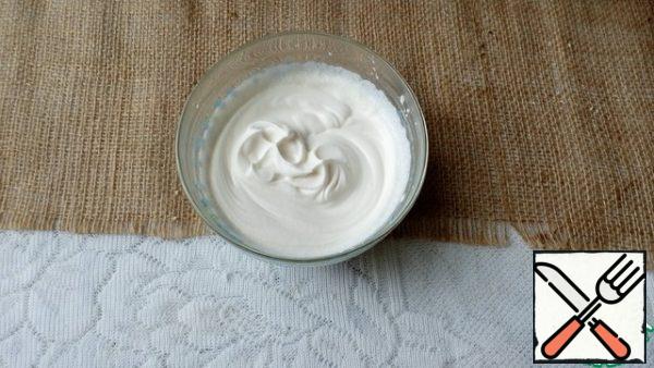 Beat the cold cream with a pinch of salt until soft peaks.
You can use sour cream or thick natural yogurt. They can not be whipped. Put the pumpkin in the glasses, then the peas, and whisk the cream on top.