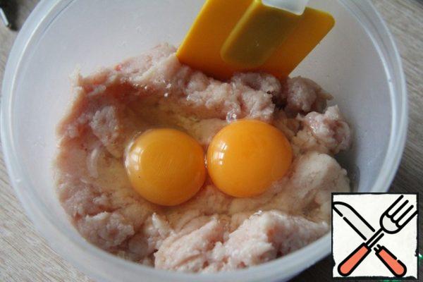 Add the eggs to the minced meat.