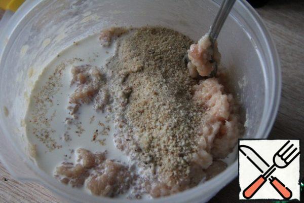 Pour in the cream and put the breadcrumbs.