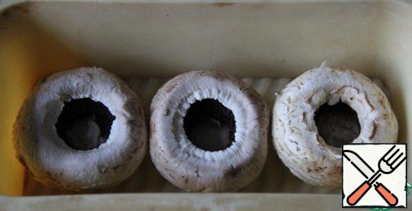 Part of the hats to release from the legs and put in a baking dish, greased with oil.