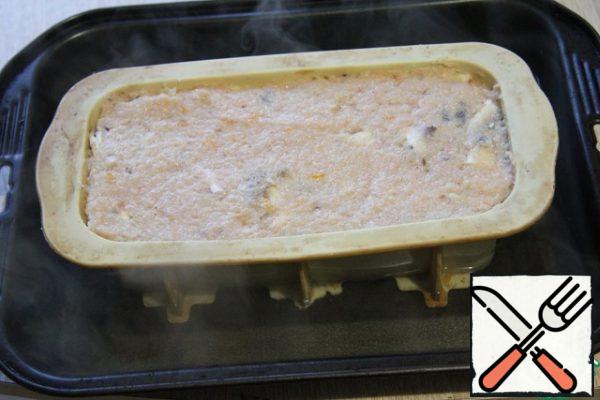 Fill the caps and mold with minced meat. Put the mold in a large container filled with hot water to a level above the middle of the height of the mold with minced meat.
Cover the entire structure with foil and bake for about 40 minutes at 180 degrees (until the mass is compacted). Then, remove the foil and leave in the oven for another 15-20 minutes to evaporate the excess juice.