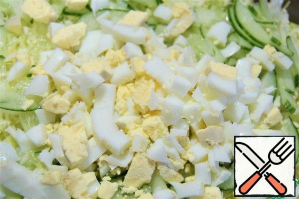 Coarsely chop the eggs.