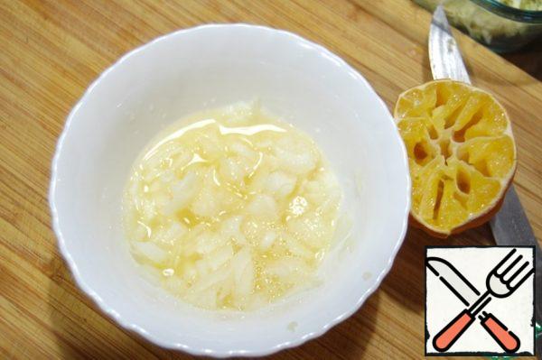 Cut the onion, add salt and pour the lemon juice. Let the onion stand for 20 minutes and drain the liquid.