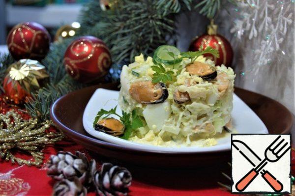 Arrange the salad and serve it to the table.