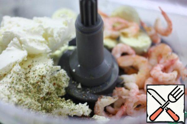 Boil the eggs, cool them, and peel them.
Cut in half, remove the yolks.
Defrost the shrimp in boiling water. ( A couple of minutes is enough) (We need 150 g of already peeled shrimp)
All the ingredients (except for the halves of proteins) are combined. A few prawns can be left for decoration.