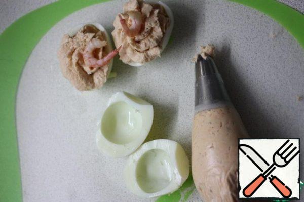 Fill the resulting mass with proteins.
Garnish with set aside shrimp.