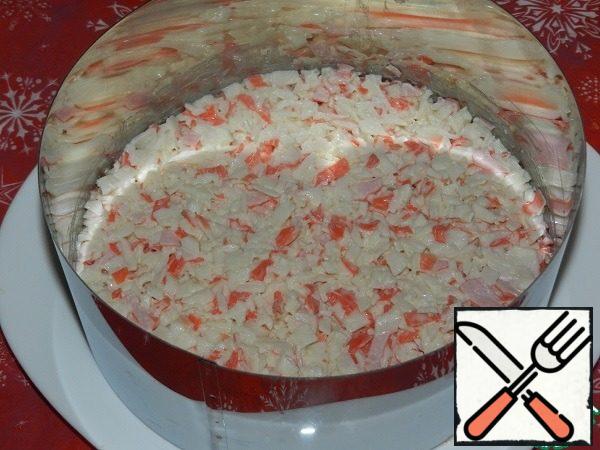 Mix in a bowl with 1 tablespoon of mayonnaise, put on a dish, leveling with a spoon (you can use a cooking ring).