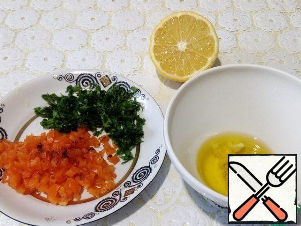 Prepare the dressing: combine-olive oil, lemon juice, salt and pepper to taste, crushed garlic, mustard seeds, mix. Finely chop the parsley or other herbs and bell pepper.
