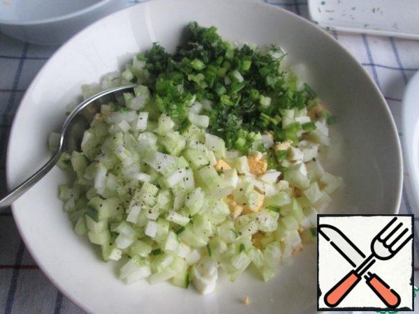 Put all the chopped products in a bowl, add the herbs, salt, pepper and mix.