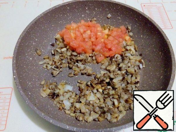 Mushroom legs and onion finely cut and fry in butter, add to them finely chopped tomato without skin and simmer all the time for a minute.