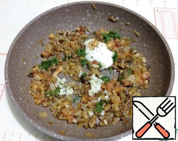 Next, add sour cream, finely chopped dill with garlic, a mixture of peppers, salt (take into account the salt cheese and ham), mix and keep on low heat for a minute, stirring.
