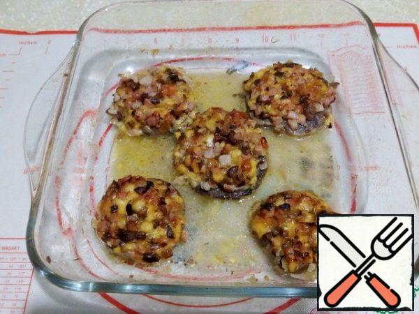We take it out, let it cool down a little. Meanwhile, fry the quail eggs so that the yolk remains liquid.