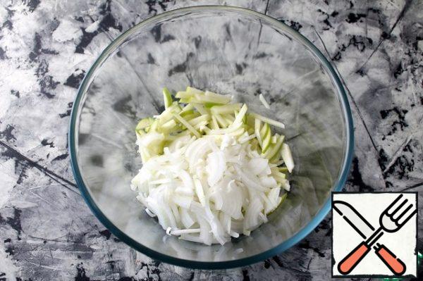 Cut the white onion into 4 pieces and finely chop it
Add to the apples.