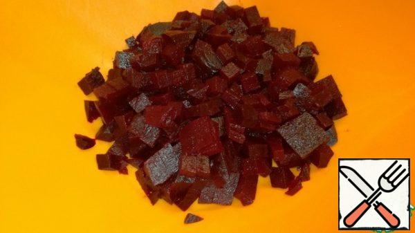 Cut the beets into cubes. Pour into a deep bowl.