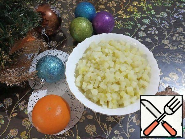 Cut the potatoes into small cubes, fall asleep in boiling, salted water and boil (to a state where there is barely a noticeable "crunch" and it seems that it would be necessary to cook for another minute).